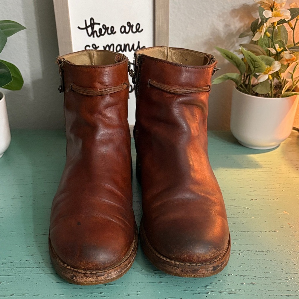 Brown Leather Frye WOS Boots SZ 8 B box 137
